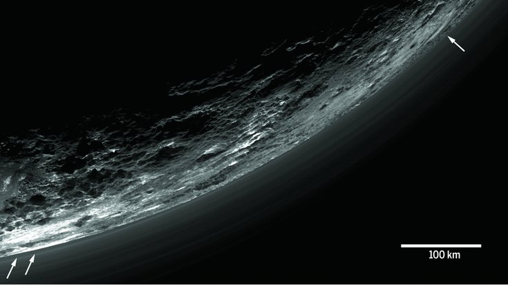 Atmosphäre von Pluto, Bildquelle: G. R. Gladstone et al./NASA/AAAS; Lizenz: gemäß den Bedingungen der Quelle Dunstschleier in der Plutoatmosphäre