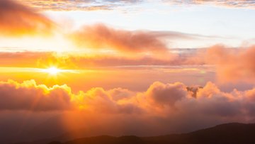 Sonne umgeben von Wolken