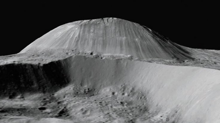 Ahuna Mons auf Ceres, Bildquelle: JPL/NASA; Lizenz: gemäß den Bedingungen der Quelle Kuppelförmiger Berg, im Vordergrund ein großer Krater